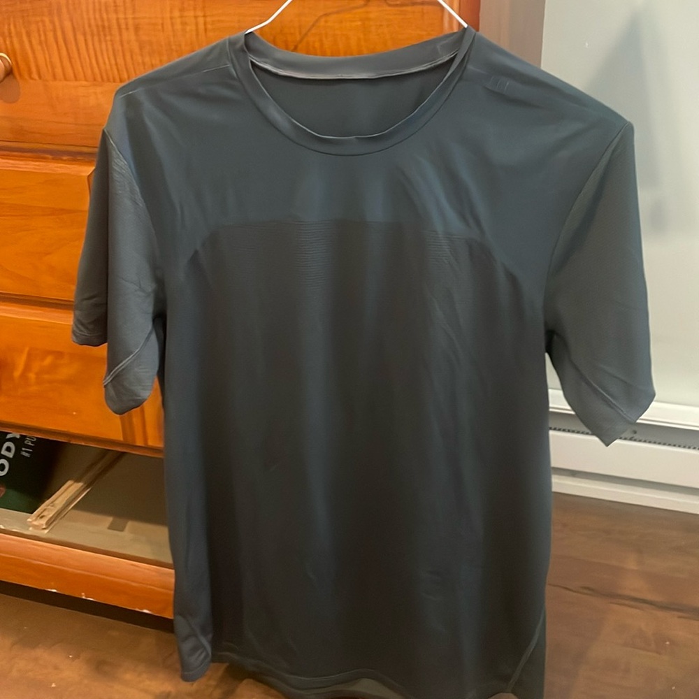 Lululemon like new men’s activewear shirt